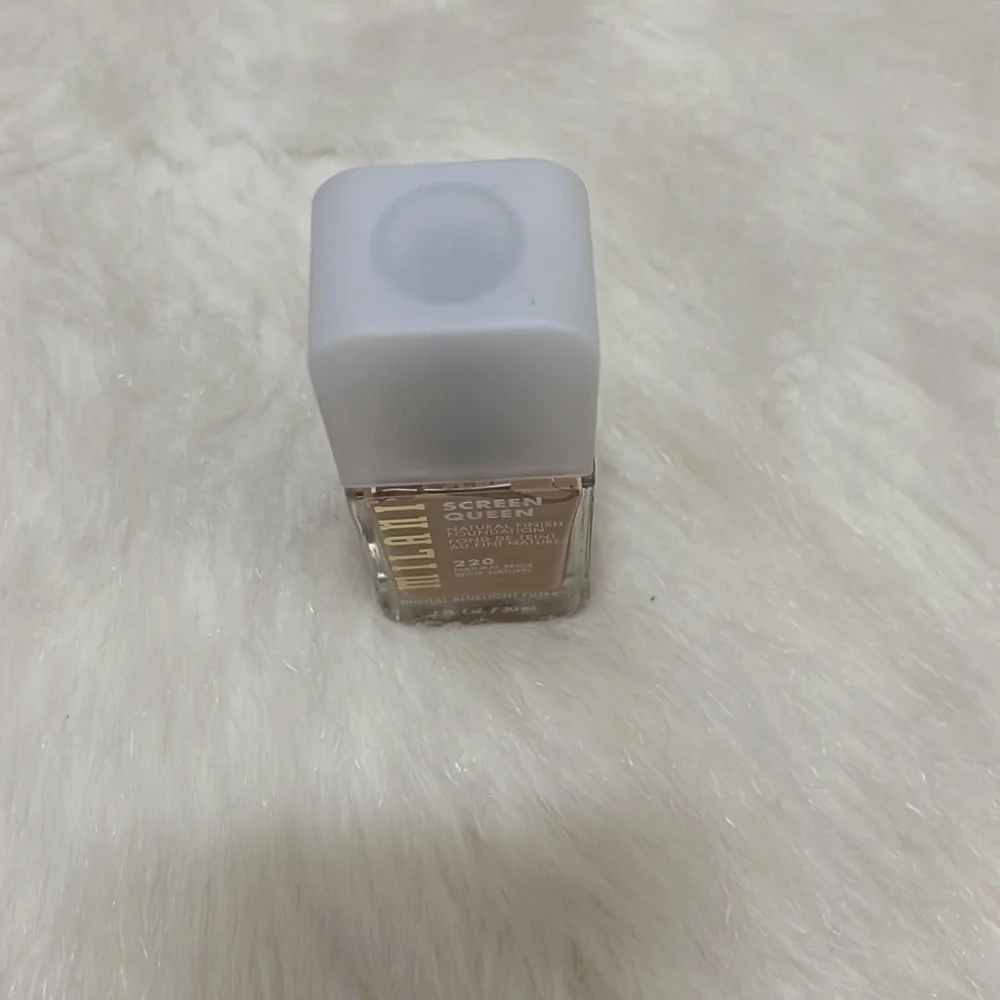 MILANI Screen Queen Foundation Natural Beige 220